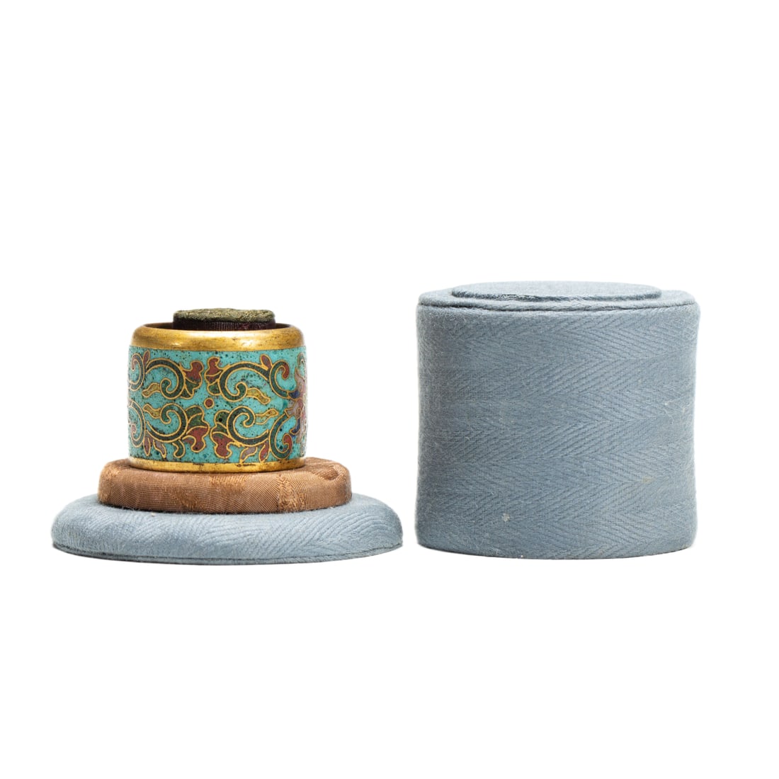 A CLOISONNE ENAMEL ARCHER RING (1 of 6)