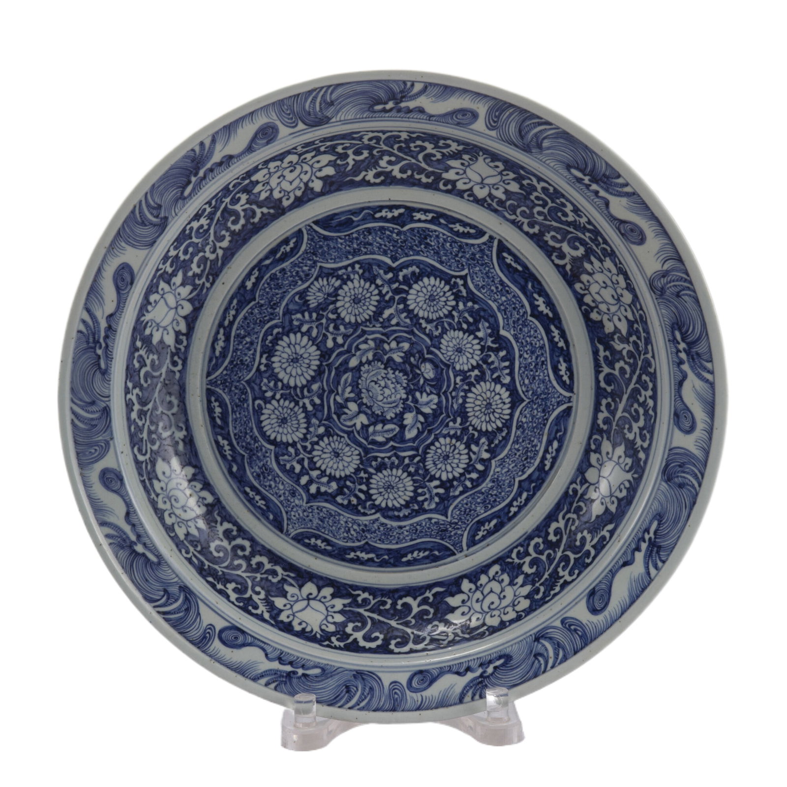 A BLUE AND WHITE PORCELAIN FLOWERS DISH (1 of 10)