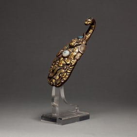 A FINE HARDSTEONS INLAID GOLD DECORATED BRONZE BELTHOOK