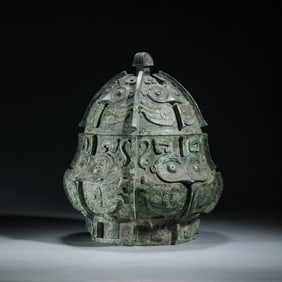 AN ARCHAISTIC BRONZE VESSEL WITH COVER