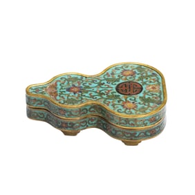 A CLOISONNE ENAMEL DOUBLE GOURDS BOX WITH COVER