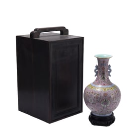A FAMILLE ROSE PORCELAIN VASE