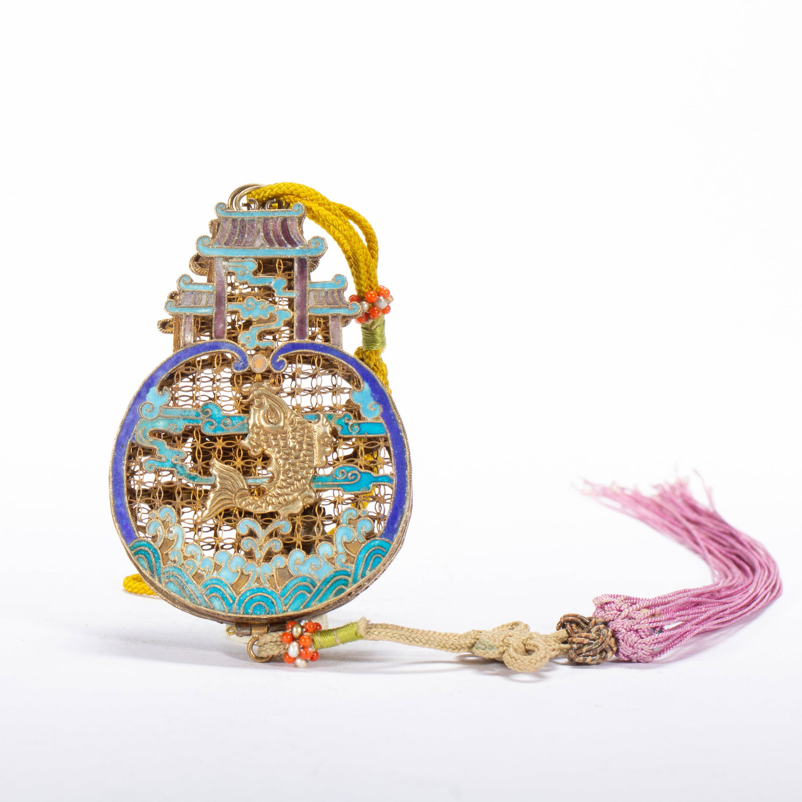 A SILVER-GILT KING FISHER FEATHER DECORATED POMANDER CASE: A SILVER-GILT KING FISHER FEATHER DECORATED POMANDER CASE Finely weaved in filigree, decorated with king fisher feather, terminated in long tassel. Dimension: L. 5 cm. W. 1 cm. H. 7 cm. Weight 40 gram