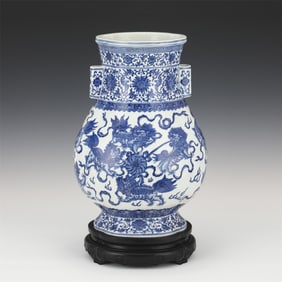 A CHINESE BLUE AND WHITE PORCELAIN VASE