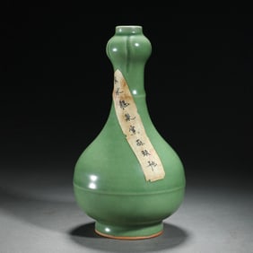 A LONGQUAN CELADON GLAZE GARLIC HEAD VASE