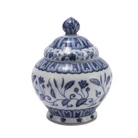 A BLUE AND WHITE PORCELAIN LIDDED JAR