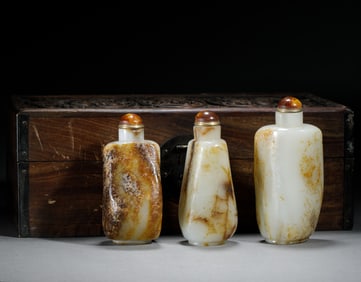 A SET OF THREE JADE SNUFF BOTTLES