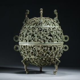 AN ARCHAISTIC BRONZE VESSEL WITH COVER