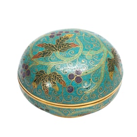 A CLOISONNE ENAMEL GRAPEFRUITS BOX WITH COVER
