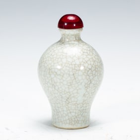 A GE-WARE SNUFF BOTTLE