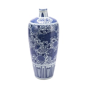 A BLUE AND WHITE BUDDHIST LIONS PORCELAIN VASE MEIPING