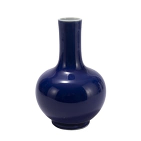 A BLUE GLAZED PORCELAIN VASE