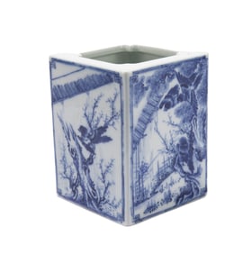 A BLUE AND WHITE PORCELAIN BRUSH POT