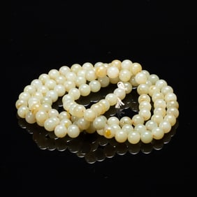 A WHITE JADE BEADED NECKLACE
