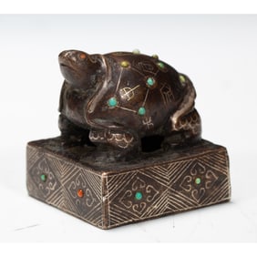 A HARDSTONES INLAID GOLD AND SILVER DECORATED TORTOISE SEAL