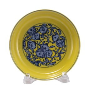 A YELLOW GROUND AND UNDERGLAZE BLUE DISH