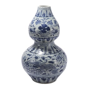 A CHINESE BLUE AND WHITE DOUBLE GOURDS VASE