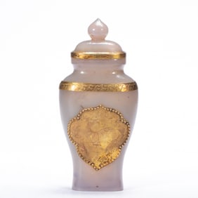 A CARVED AGATE VASE WITH COVER