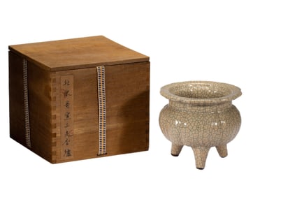 A GE-WARE TREIPOD CENSER