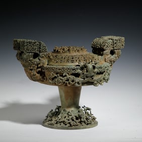 AN ARCHAISTIC BRONZE VESSEL WITH COVER