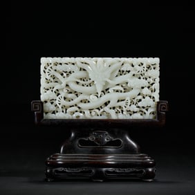 A FINE CARVED WHITE JADE DRAGON PALQUE INLAID TABLE SCREEN