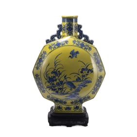 A CHINESE YELLOW GLAZE BLUE AND WHITE PORCELAIN FLASK VASE
