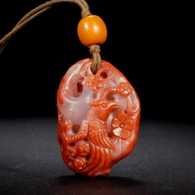 A CARVED AGATE PENDANT
