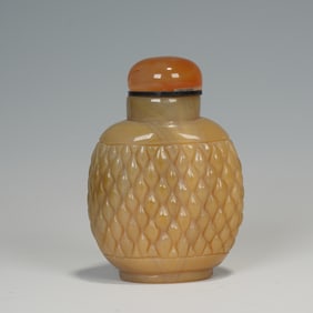 A CARVED AGATE SNUFF BOTTLE