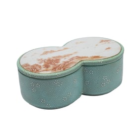 A CHINESE FAMILLE ROSE LANDSCAPE PORCELAIN BOX