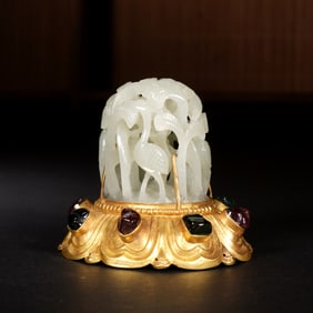 A CARVED WHITE JADE HAT FINIAL