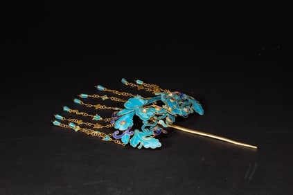 A KING FISHER FEATHER DECORATED HAIRPIN