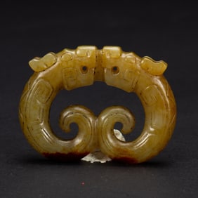 A CARVED JADE DRAGONS ORNAMENT
