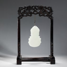 A CARVED WHITE JADE DOUBLE GOURDS PENDANT