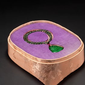 A JADEITE PENDANT WITH NECKLACE