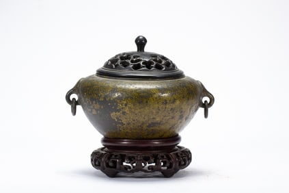 A BRONZE CENSER WITH HANDLES