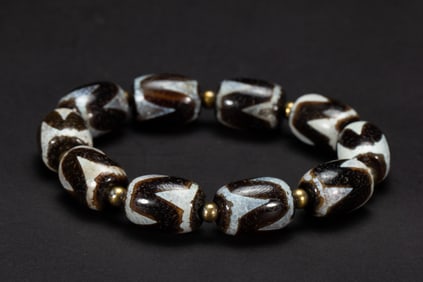 A TIBETAN DZI BEAD BRACELET