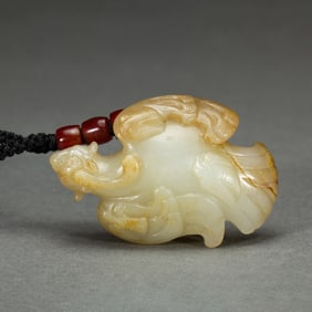 A JADE CARVING OF BIRD