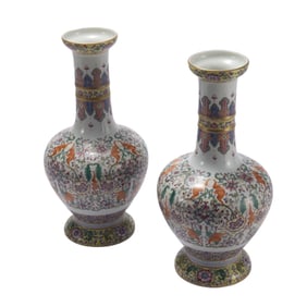 A CHINESE FAMILLE ROSE PORCELAIN VASE