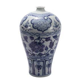 A CHINESE BLUE AND WHITE PORCELAIN VASE MEIPING