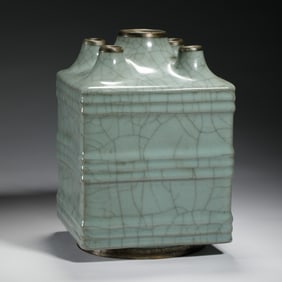 A FINE AND RARE GE-WARE FIVE SPROUT VASE