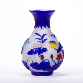 A CARVED PEKING GLASS LOTUS POND VASE