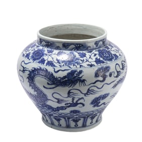 A CHINESE BLUE AND WHITE PORCELAIN JAR