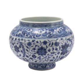 A BLUE AND WHITE FLORAL PORCELAIN JAR