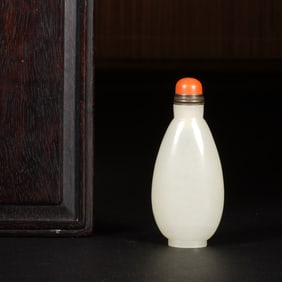 A WHITE JADE SNUFF BOTTLE
