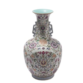 A CHINESE FAMILLE ROSE PORCELAIN VASE