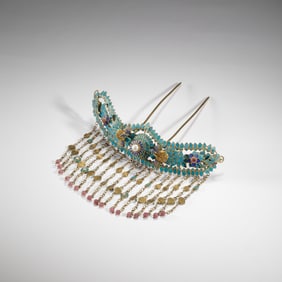 A KING FISHER FEATHER DECORATED HAIRPIN