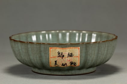 A GUAN-WARE LOBED DISH