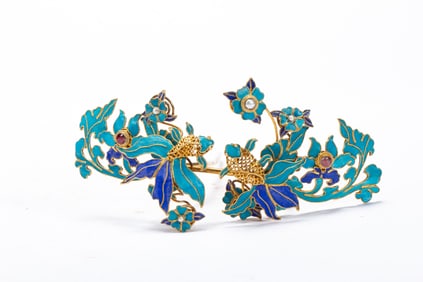 A KING FISHER FEATHER DECORATED HAIRPIN