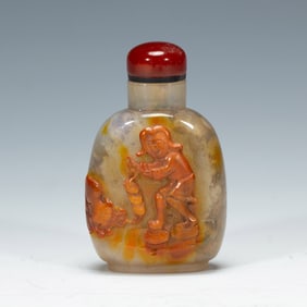 A CARVED AGATE SNUFF BOTTLE