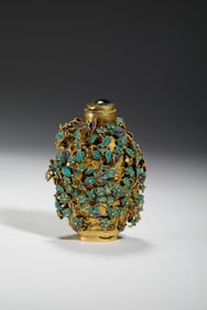 A KING FISHER FEATHER DECORATED SILVER-GILT SNUFF BOTTLE